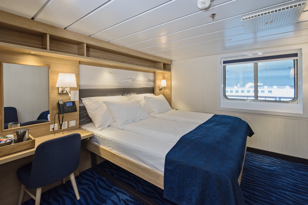 Hurtigruten MS Spitsbergen Arctic superior for 2-4 travellers a.jpg